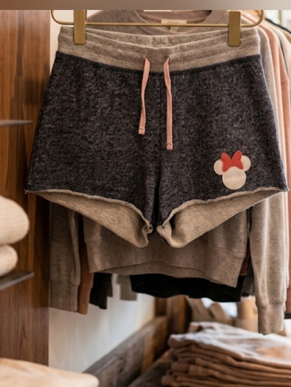 Disney Parks Women’s Minnie Mouse Raw Hem Shorts Medium NWOT Excellent